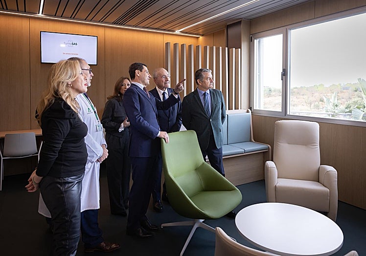 De izquierda a derecha, Carolina España, el gerente del Clínico, Juan Manuel Moreno, Patricia Navarro, el alcalde de Málaga y Antonio Sanz.